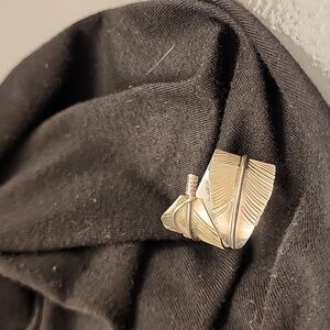 Sterling silver feather ring. Size 9